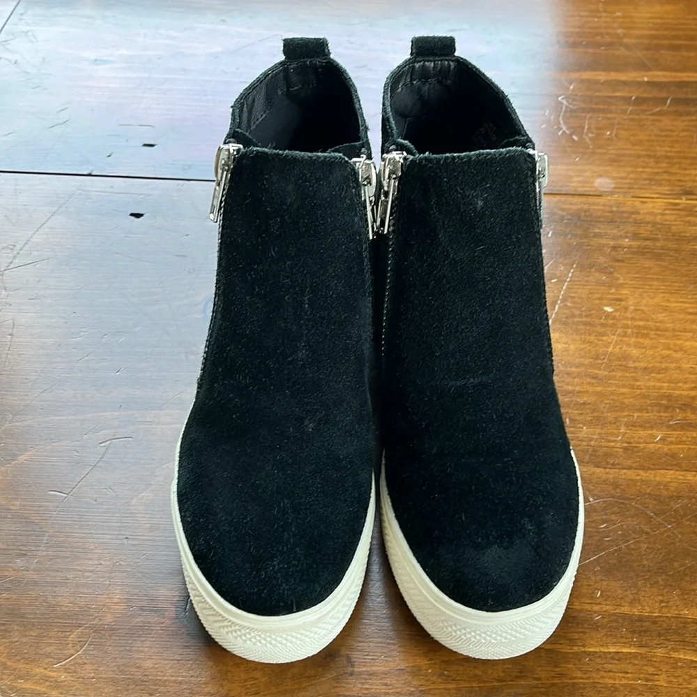 Steve Madden Wedgie Black Suede Sneakers Sz 9